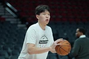 队记:杨瀚森还没准备好打NBA 他被迫承担了能力范围外的任务