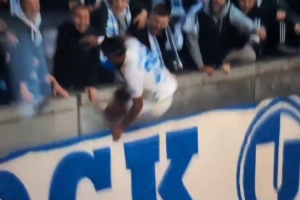 吓人!马格德堡球员庆祝进球不慎跳入场边2.7米深坑,所幸没大碍