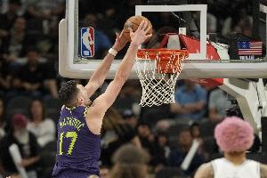 演成喜剧了！马特科维奇空篮大风车可惜扣飞