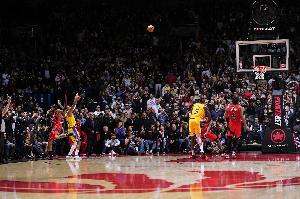 夸梅：詹姆斯自己投和传给八村有啥区别？这也能吹？太恶心了吧