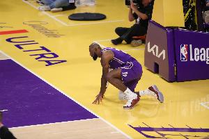 夸梅：詹姆斯防守时回半场都费劲 但进攻时跑起来还像火车头一样