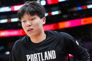 拓记：现在杨瀚森的水平不足以打9-10分钟 希望他明年4月进入轮换