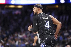 风卷残云！萨格斯高速反击 对抗防守拉杆上篮打成2+1