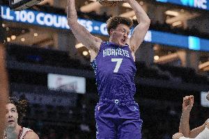 【菜鸟】克尼佩尔8三分狂飙29分 埃奇库姆26分6板 杰明8中6砍17分