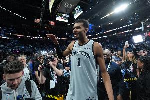 继续赛马！马刺主帅：文班NBA杯决赛不会首发 会比上场多打一会儿