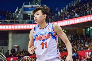 外线神准！齐麟半场8中5拿到16分 三分4中4