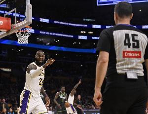 夸梅:40岁还不退役根本不值得吹 不回防&抱怨裁判只会搞队友心态