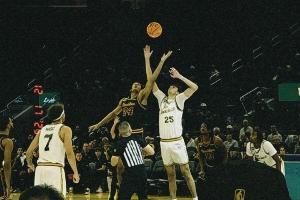 ✍直播吧驻美专栏|旧金山大学男篮在勇士主场取胜 王俊杰犯规受限