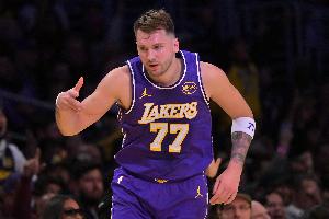 太强啦！东契奇狂轰45分11板14助5断&仅1失误 带队末节逆转爵士！