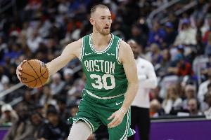 射手准了！豪泽末节4记三分助队打花比赛 全场5记三分拿15+4+3