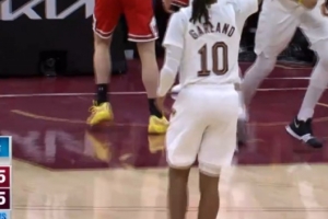 还在进！加兰外线再中三分球 个人已经拿到30分