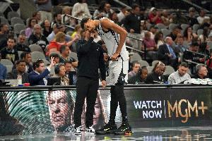 21分钟26分12板！米奇：文班不会每晚如此 但这也是成长的一部分