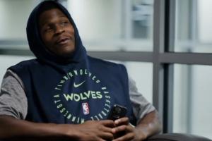 😂华子赛中偷拍库里：联盟跟我说不能玩手机 去™的规定