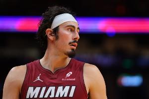 低效失误多！哈克斯15中5拿到14分8板4助 正负值-25最低