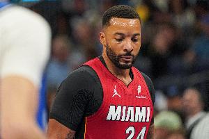 外线哑火！鲍威尔21投7中拿到18分 三分仅11中1