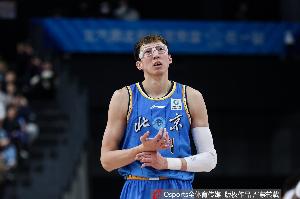 防守中坚！周琦半场2中1拿到3分 但有7篮板1抢断2盖帽