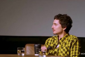 香肠嘴？英格拉姆女友身穿豹纹裤子拍摄，这审美难评🙊